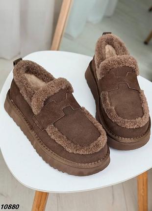 Натуральные замшевые зимние лоферы - угги цвета шоколад