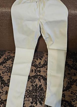 Кожаные лосины молочного цвета.