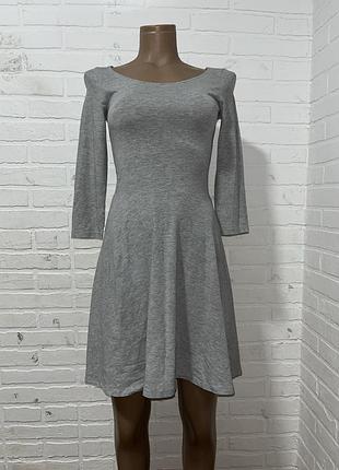 Гарненька трикотажна кльошована сукня міні
