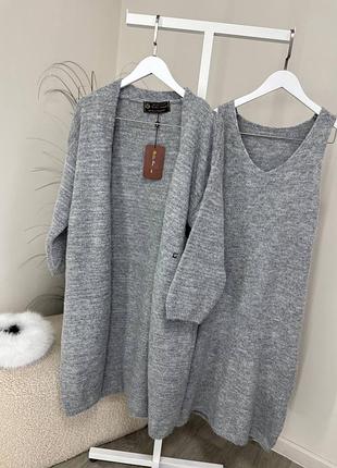 Жіночий костюм з платтям