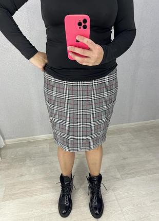 Стильна спідниця в клітинку