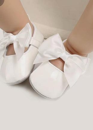 Комплект белые пинетки с бантом стразы жемчужины + бант