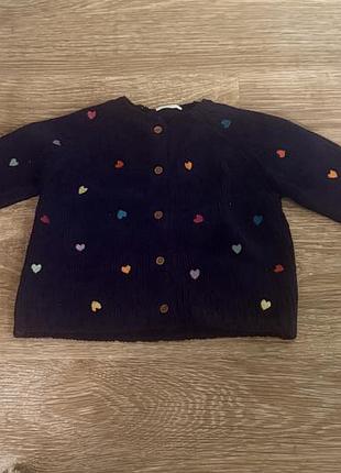 Гарна кофтинка на дівчинку 1-1.5 років з гудзиками, з переду, з принтом різнокольорових, сердечок, від дорогого бренду: next