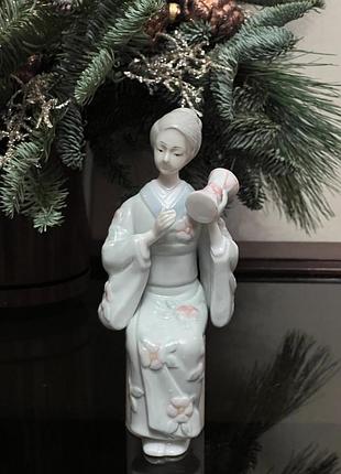Статуетка фарфорова  , японська дівчина з барабаном