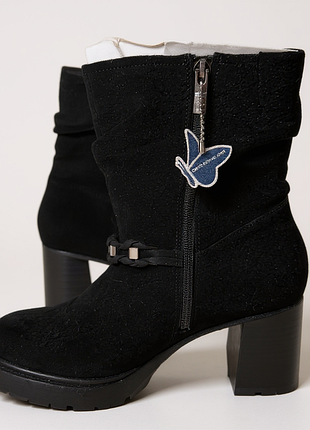 Caprise кожаные (замш) ботильоны черного цвета, утепленные, размер 40

на молнии

в средние тонкий флис

на холодную осень