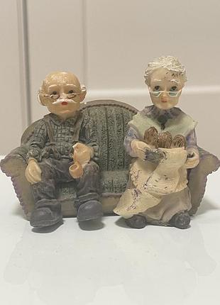 Статуетка бабуся та дідусь на дивані