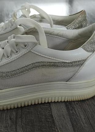 Кросівки жіночі