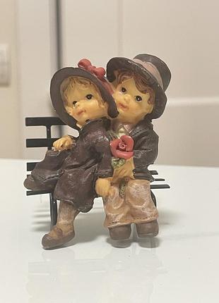 Статуетка діти на лавочці