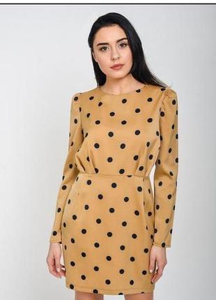 Коротка при талена сукня з розрізом на спині