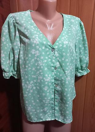 Блузка new look світло-зеленого кольору з квітковим принтом.