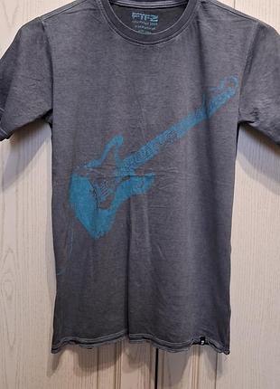 Футболка стильная