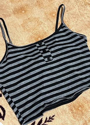 Топ з відкритим декольте