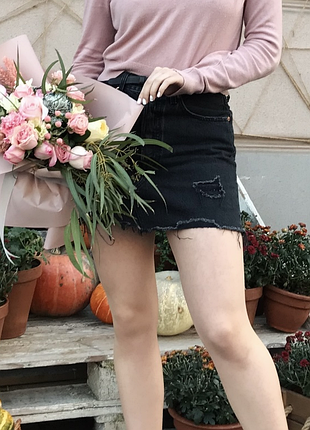 Джинсовая темно-серая мини юбка для женщин/девочек. с декоративным потертостями. бренда levi strauss. размер 26 / s