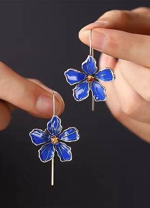 Цветочные серьги синие яркие