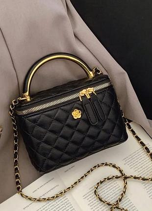 Чорна маленька стьобана сумочка