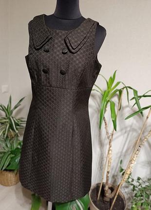 Сукня шоколадного кольору, елегантна для стрункої красуні.