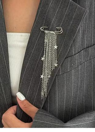 Стильная брошь с кистями из цепочек