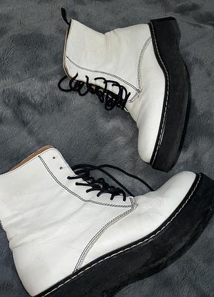 Білі шкіряні чоботи zara на шнурівці берци