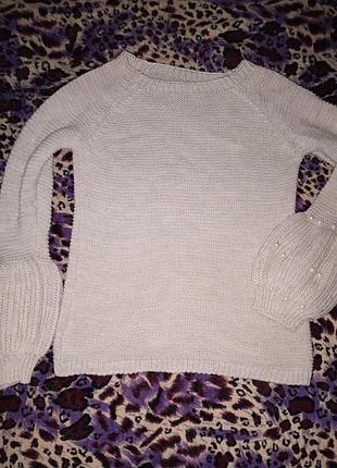 Красивый женский теплый свитер с жемчужинами