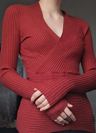 Кофта з глибоким вирізом