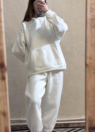 Білий спортивний оверсайз костюм
