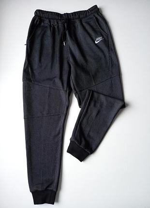 Штаны спортивные серо черного цвета.