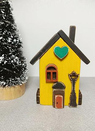 Мiнiатюрний кольоровий дерев'яний будиночок декор