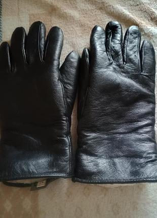 Кожаные рукавицы теплые с мехом. кожа хорошего качества мягкая