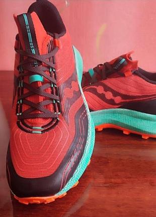 Красные кроссовки