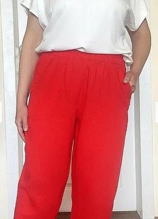 Стильные красные брюки на пышные формы