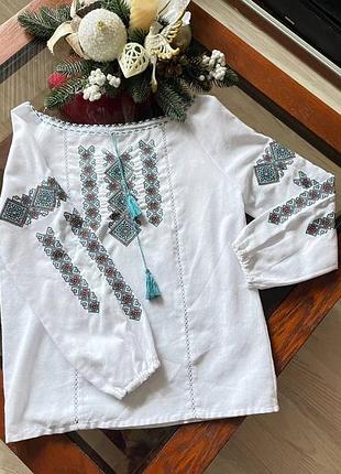 Красива біла вишиванка на дівчинку. ріст 140, пог45 см, довжина 53 см