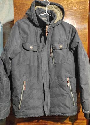 Куртка killtec на мужчину или подростка ветро- и влагозащитная, с капюшоном.
размеры до 176 см в росте, и 44 см в плечах.