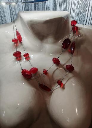 Длинные буссы яркого рубинового или гранатового цвета