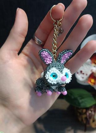 Милый брелок “зайчик” из бисера