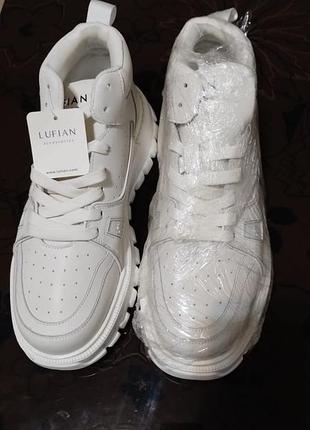 Оригінальні білі шкіряні чоботи, шкіряні як зовні, так і всередині.