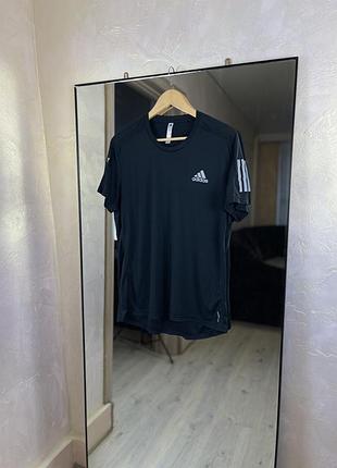 Чоловіча бігова футболка adidas aeroready: дихаюча та легка