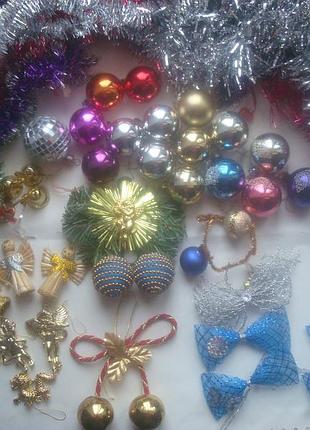 Набір новорічних іграшок на невелику ялинку.