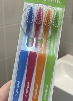 Набір зубних щіток середньої жорсткості 4 шт ( німеччина)