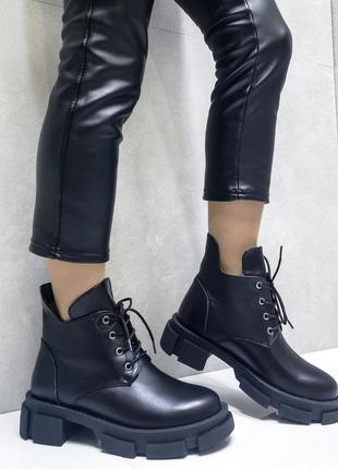 Женские чёрные ботинки на шнуровке6 фото