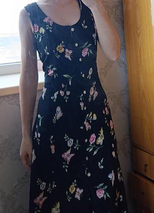 Черное платье миди без рукавов с цветочным принтом и узорами бабочек