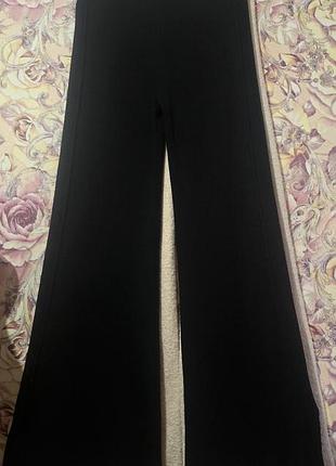 Чорні трикотажні вязані широкі штани палаццо в рубчик з розрізами по боках