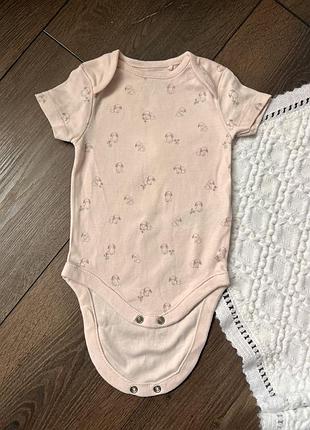 Рожевий бавовняний боді короткий рукав для дівчинки next некст 0-3 міс 62 см з зайчиками