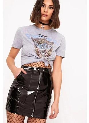 Чорна вінілова мініспідниця prettylittlething elinor на блискавці спереду розмір uk 6