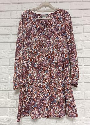 Легкое платье с принтом пейсли и длинным рукавом.