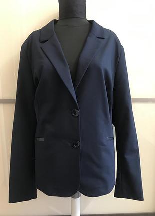 Синій піджак з лацканами на підкладці, з внутрішніми кишенями, оздобленими шкірою, на гудзиках