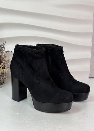 Замшевые ботильоны на массивной платформе и каблуке catwalk