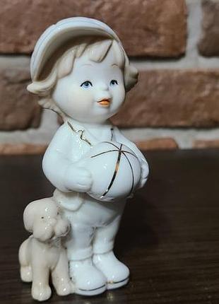 Винтажная фарфоровая статуэтка мальчика с собакой