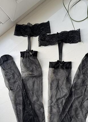 Це чорні напівпрозорі панчохи з мереживним верхом і підв'язками