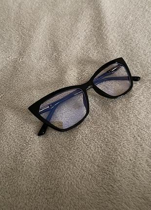 Великі чорні окуляри з прозорими лінзами