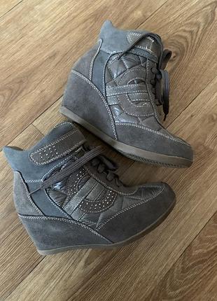 Снікерси жіночі via di fuga 37 італія сірі з на шнурівці із липучкою натуральна замша із камінцями та з стьобаними вставками